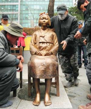 资料图：韩国民众在日本大使馆前设置慰安妇像