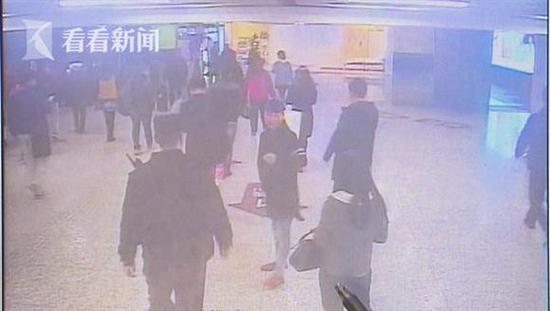 警方在监控中发现嫌疑人身影