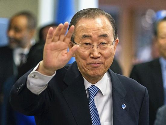 12月30日，纽约联合国总部，即将卸任的联合国秘书长潘基文向工作人员挥手告别。（新华社记者李木子摄）