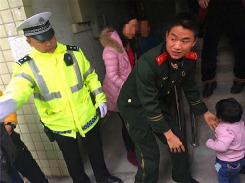 成功解救交警供图