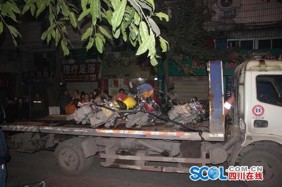 民警转移被撞车辆