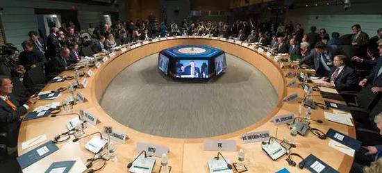 &quot;撸起袖子&quot;保卫人民币，还不如随它自由贬值(图)