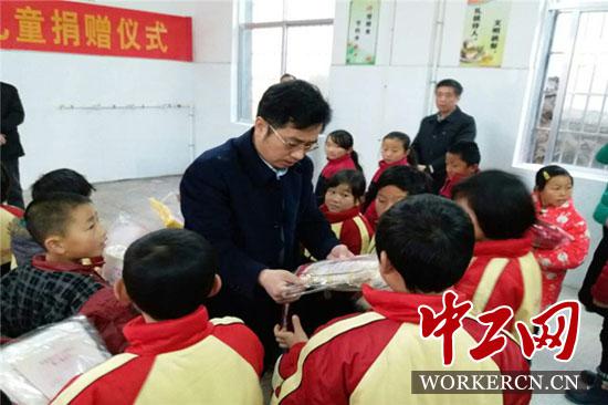 赵如发主席向小朋友讲解这些如何编制而成