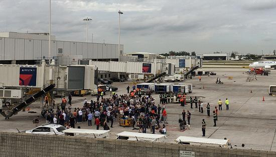 枪击发生后，劳德代尔堡－好莱坞国际机场疏散旅客。来源：视觉中国
