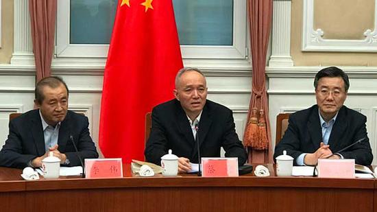 蔡奇走进会议室,逐一与代表们握手,在见到年轻的知名博主时,他热情地说:“我经常看你写的文章,感谢你对环保工作的关心。
