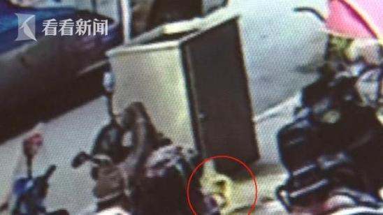 　　大家都怀疑死婴是从这辆公交车上丢下的。