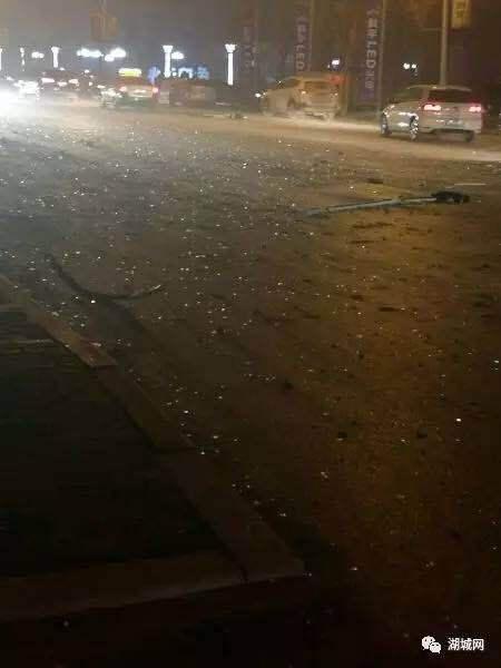 河北一栋高层居民楼顶部疑似发生爆炸