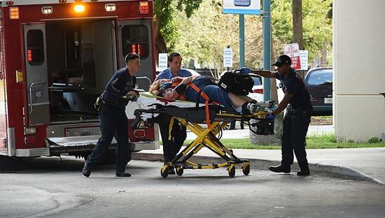 1月6日，佛罗里达劳德代尔堡－好莱坞国际机场发生枪击案，医护人员在救治伤者。来源：视觉中国