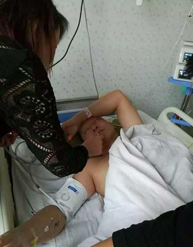 法制晚报快讯（特稿记者辰光）黑龙江一名医生为受伤患者连续手术十小时，最终患者获救，医生本人却在手术结束后倒在手术台前。