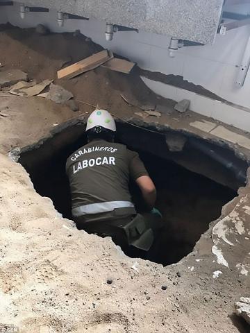 警方赶到后顺着洞下去一看，发现这是一条通往银行的地下通道，总长达到了25米，仅差3米就挖到这家银行里去了。
