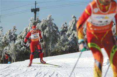 2017年1月9日，运动员在越野滑赛道上滑雪。