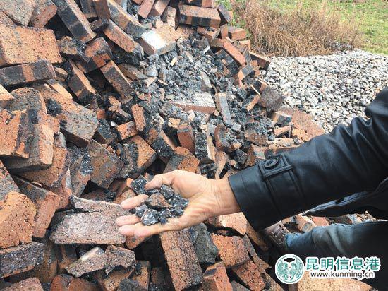 村民建房时未用完的红砖一掰就碎了 记者段玲燕/摄