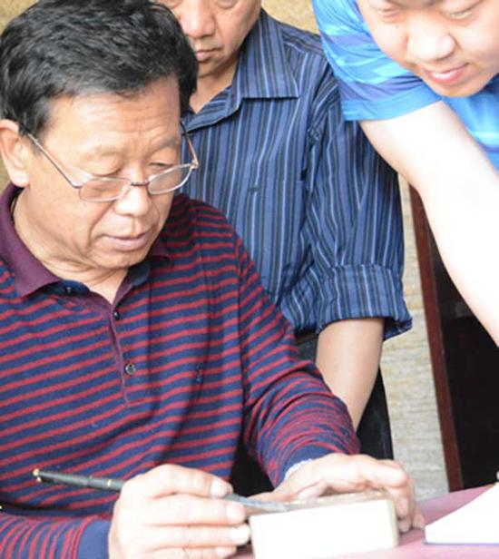 宋国柱现场专注展现刻铜技艺 (长城网供图)