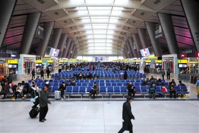昨日，乘客在北京南站候车大厅等待检票上车。新京报记者 王贵彬 摄