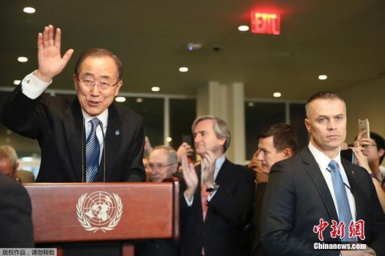  当地时间2016年12月30日，美国纽约，联合国秘书长潘基文在其10年任期最后一个工作日发表讲话，与同事合影留念后挥手告别。