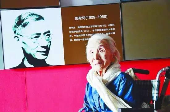 　　▲李佩先生参观“两弹一星”纪念馆 熊卫民/摄