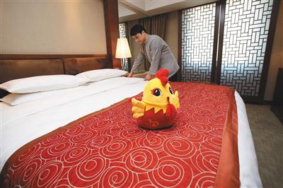 　　昨日，北京国际会议中心，委员住房内摆放着鸡年吉祥物。