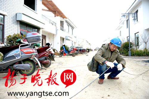 12月24日上午,阜宁县供电公司陈良供电所安全员薛永华在陈良安置点检查居民装潢临时用电电缆安全情况。