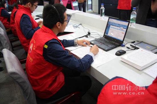 志愿者们正忙着接听“铁骑返乡”帮助热线 中国经济网记者 牛力涛摄