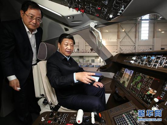 　　2014年5月23日，习近平在中国商飞设计研发中心C919大型客机展示样机驾驶室察看。新华社记者 兰红光 摄