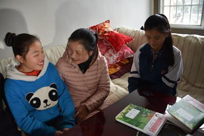 和接受心理辅导的学生亲切交谈.JPG 曾经的刘芳,是个快乐而又多才多艺的姑娘,绘画、唱一段小曲、写诗、唱歌等。“五彩的生活随风而去,唯一留下来的只有写作。”