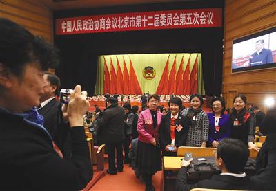 昨日下午,政协北京市第十二届委员会第五次会议开幕,市政协委员们在开幕前合影留念。 新京报记者 王贵彬 摄