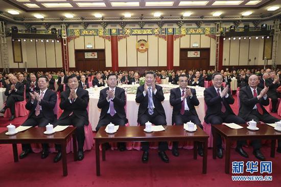 2016年12月30日，全国政协在北京举行新年茶话会。党和国家领导人习近平、李克强、张德江、俞正声、刘云山、王岐山、张高丽出席茶话会并观看演出。新华社记者 鞠鹏 摄