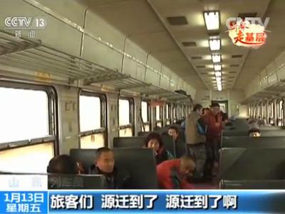没有空调,冬日里,小火车上最实用的就是锅炉,除了给车厢供暖,还要烧开水。每隔一段时间,列车员就会过来看一看炉火。