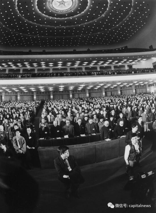 1992年3月18日全国政协七届五次会议开幕，全体与会人员向王任重同志默哀