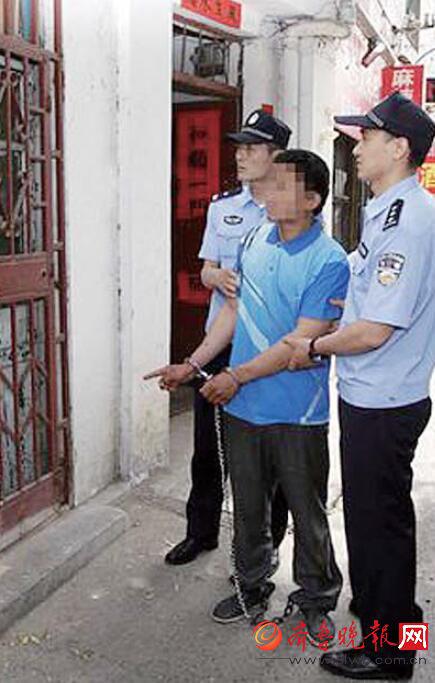 宋某月辨认当年的案发地点。警方供图