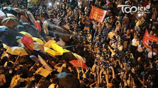 2016年11月6日，香港反对派在中联办外非法集会