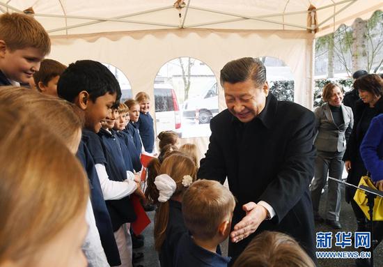这是习近平在伯尔尼克尔萨茨火车站观看瑞士童声合唱团表演后，与合唱团的小演员交流。 新华社记者 饶爱民 摄