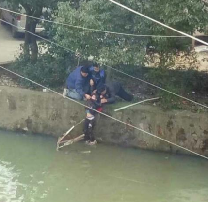 顾老伯（右一）和两个年轻人一起将孩子救上岸