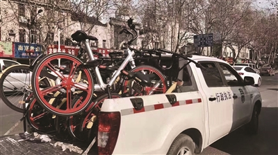 “共享单车”被清拖。 图片来自网络