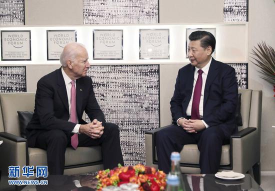 &nbsp;&nbsp;&nbsp; 1月17日，国家主席习近平在瑞士达沃斯会见美国副总统拜登。新华社记者 兰红光 摄