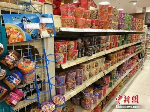 　　北京一家超市货架上摆放的方便面。中新网 邱宇 摄