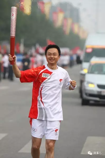 2008年8月8日北京奥运会开幕当日，刚强作为第80号火炬手，传递火炬。