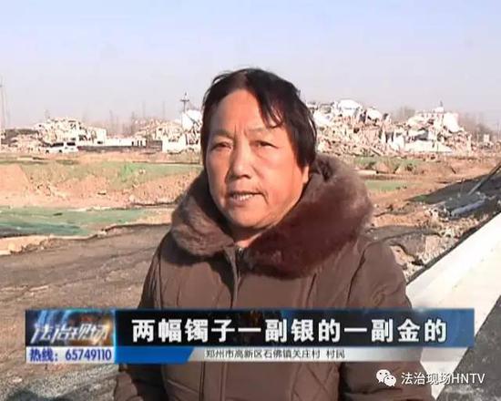 两副镯子,一副银的,一副金的,还有一对耳坠、项链。