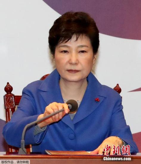 &nbsp;&nbsp;&nbsp;&nbsp;当地时间2016年12月9日，韩国首尔，韩国国会通过总统弹劾案后，朴槿惠与韩国总理黄教安一起现身，与国务委员会面交谈。