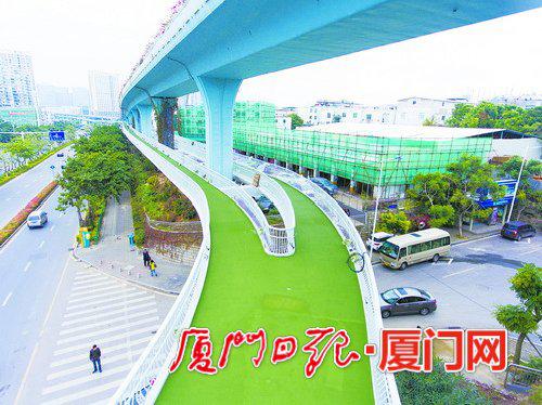 BRT成为空中自行车道的遮阳、遮雨棚。（本报记者张奇辉航拍器摄）