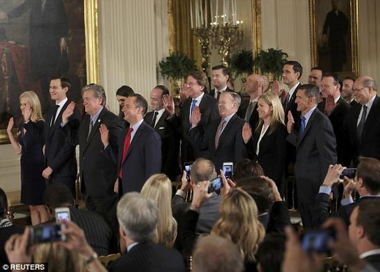 当地时间1月22日，白宫高级职员就职仪式举行，特朗普女婿库什纳（左2）正式就任高级顾问。（图片来源：路透社）