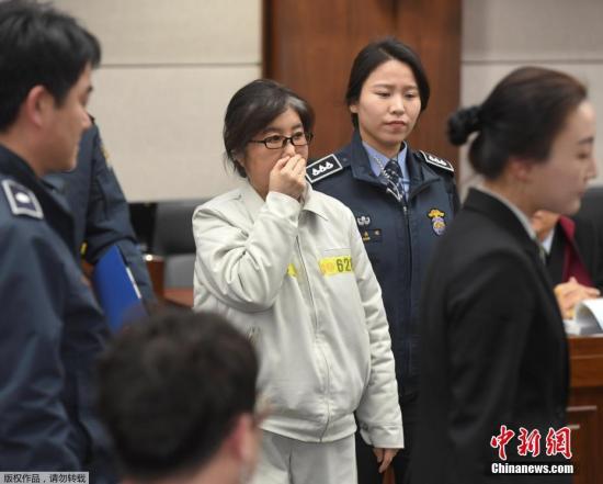     当地时间2017年1月17日，韩国首尔，首尔中央地方法庭就“干政门”案件举行首次正式审判，崔顺实等多名涉事人出庭。