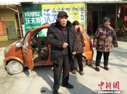 &nbsp; 获救的杨元芝和老伴王开华及邻居田秀英三人讲起事情的经过，仍心有余悸。　朱志庚 摄