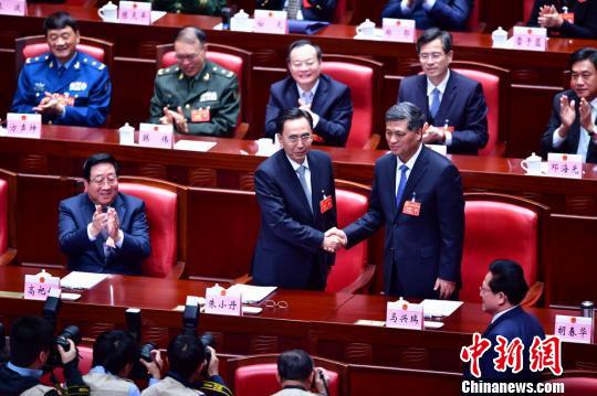 马兴瑞(右)当选为广东省长后，与原广东省长朱小丹(左)握手。　陈骥旻 摄