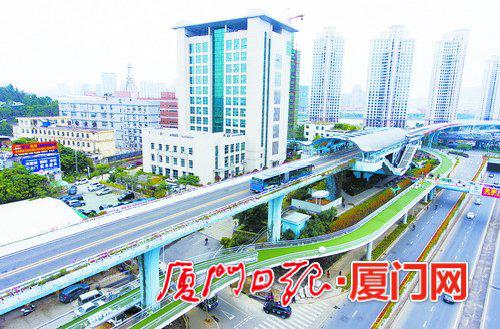 空中自行车道与BRT“相伴而行”。（本报记者张奇辉航拍器摄）