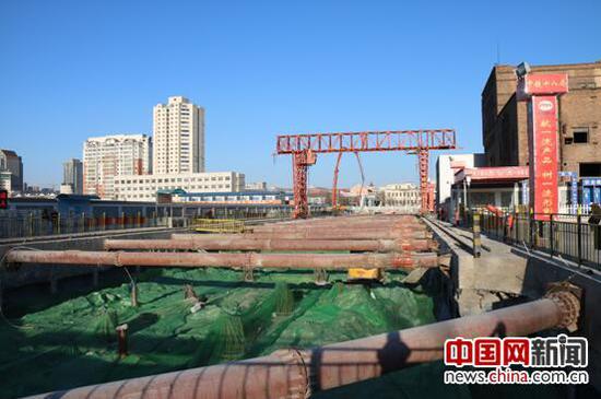 记者实地走访天津地铁4号线六纬路站施工现场。 中国网 李福森 摄