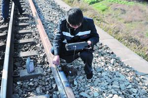 广州工务大修段工作人员在检查钢轨。本版图片均由通讯员提供