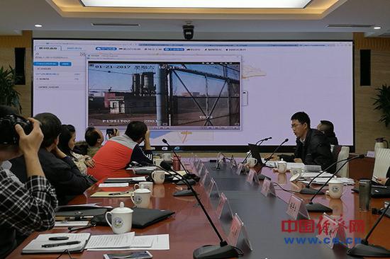 天津市环保局工作人员展示如何调看特定监测点的实时监控画面。(中国经济网记者范戴芫 摄)