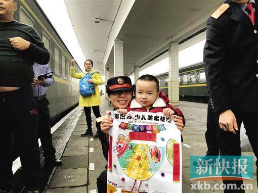 ■4岁半儿子拿着画作送给妈妈刘钟。