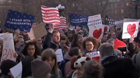 特朗普曾表明限制外国伊斯兰教徒入境，但被批是宗教歧视。图为聚集在纽约华盛顿广场公园的抗议者。
